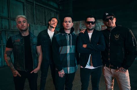 HOLLYWOOD UNDEAD .